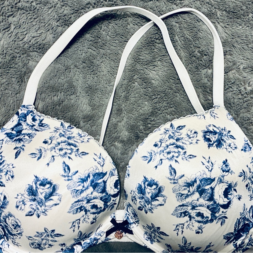 Victoria’s Secret Body by Victoria push up size 38C Floral Blue and White Bra